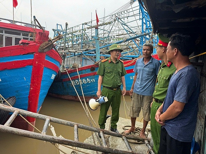 Lực lượng chức năng tăng cường gia cố hạ tầng ven biển để ứng phó với gió mạnh và nước dâng do bão