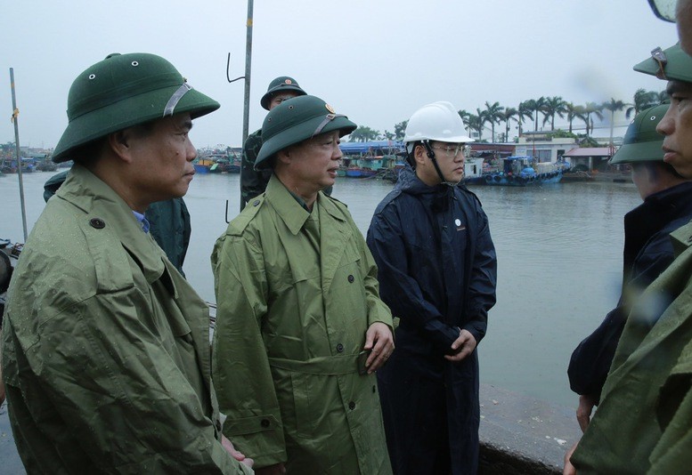 Phó Thủ tướng Trần Hồng Hà và đoàn công tác kiểm tra công tác chuẩn bị phòng, chống bão số 3 (bão Wipha) tại TP. Hải Phòng - Ảnh: VGP