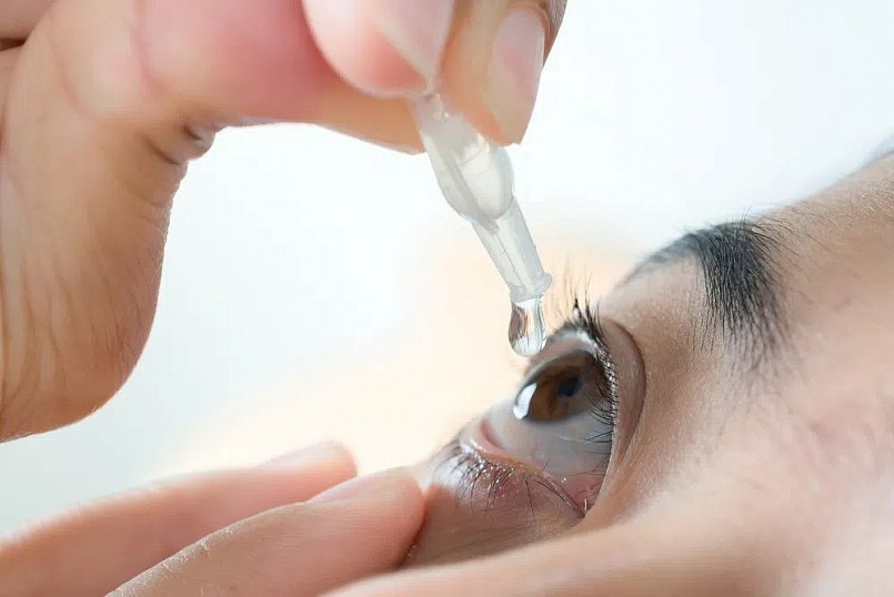 Khi nhìn vào màn hình, tần suất chớp mắt của chúng ta giảm đi gần một nửa, dẫn đến tình trạng khô mắt. Theo các chuyên gia, nước mắt nhân tạo là giải pháp hiệu quả và an toàn nhất cho vấn đề này.