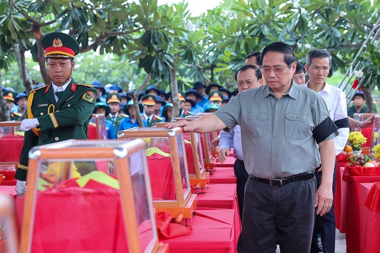 Thủ tướng Phạm Minh Chính cùng đoàn công tác dự lễ viếng, lễ truy điệu và an táng hài cốt liệt sĩ tại Nghĩa trang liệt sĩ Dốc Bà Đắc - Ảnh: VGP Thủ tướng Phạm Minh Chính cùng đoàn công tác dự lễ viếng, lễ truy điệu và an táng hài cốt liệt sĩ tại Nghĩa trang liệt sĩ Dốc Bà Đắc - Ảnh: VGP
