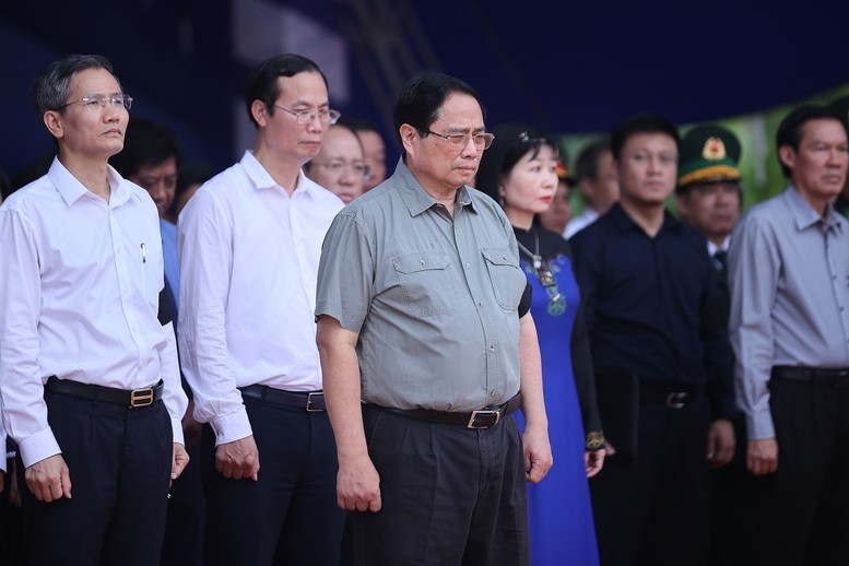 Thủ tướng Phạm Minh Chính và các đại biểu bày tỏ lòng biết ơn sâu sắc đối với những người con ưu tú của Tổ quốc đã anh dũng chiến đấu, hy sinh cho nền hòa bình, độc lập, thống nhất của Tổ quốc - Ảnh: VGP Thủ tướng Phạm Minh Chính và các đại biểu bày tỏ lòng biết ơn sâu sắc đối với những người con ưu tú của Tổ quốc đã anh dũng chiến đấu, hy sinh cho nền hòa bình, độc lập, thống nhất của Tổ quốc - Ảnh: VGP