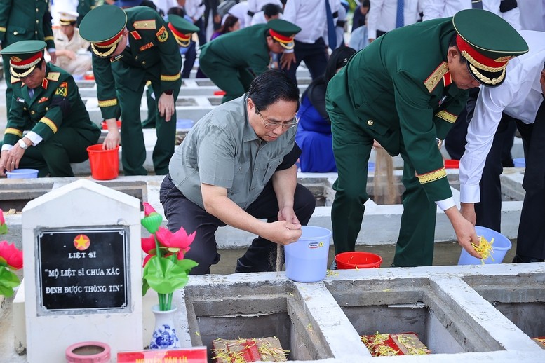 Thủ tướng Phạm Minh Chính cùng đoàn công tác thực hiện nghi lễ an táng hài cốt liệt sĩ tại Nghĩa trang liệt sĩ Dốc Bà Đắc - Ảnh: VGP Thủ tướng Phạm Minh Chính cùng đoàn công tác thực hiện nghi lễ an táng hài cốt liệt sĩ tại Nghĩa trang liệt sĩ Dốc Bà Đắc - Ảnh: VGP