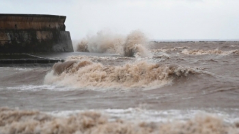 Tâm bão số 3 cách Hải Phòng 60km: Mưa to, gió lớn diện rộng