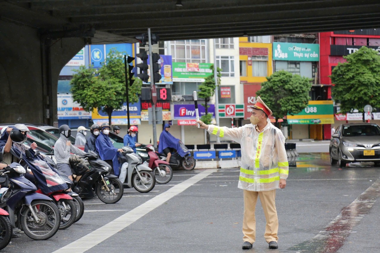 lực lượng Cảnh sát giao thông (CSGT) Công an TP Hà Nội đã chủ động triển khai nhiều phương án, huy động lực lượng, phương tiện, sẵn sàng phối hợp các đơn vị liên quan ứng phó hiệu quả, đảm bảo an toàn giao thông, trật tự đô thị và an toàn cho người dân.