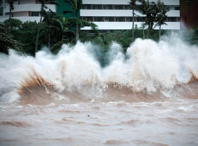 Sóng biển Đồ Sơn dữ dội hơn trước giờ bão số 3 đổ bộ. Ảnh Ngọc Dương