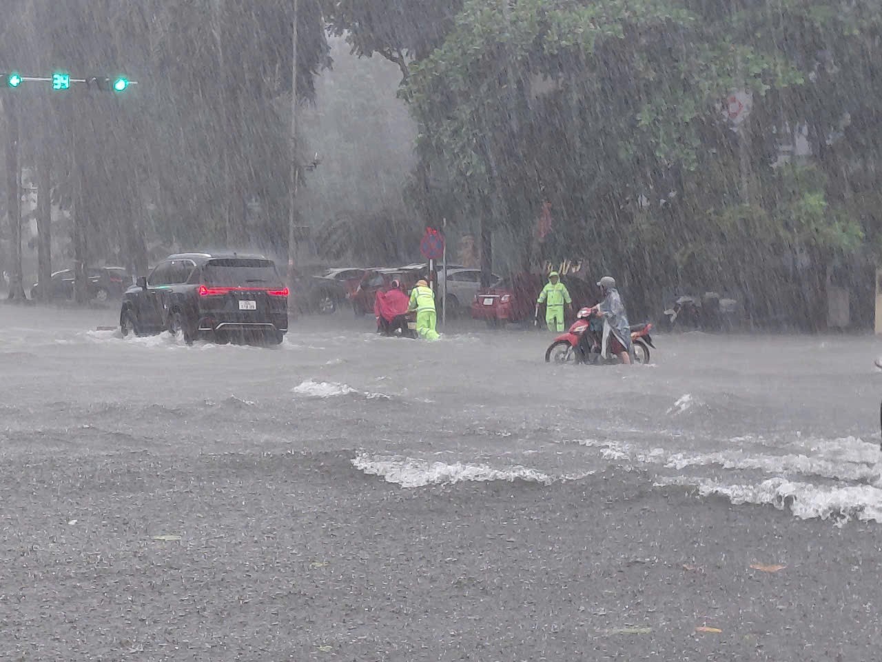 Do ảnh hưởng của bão số 3 (Wipha), các phường trung tâm tỉnh Thanh Hóa đang mưa lớn, ngập nặng tại nhiều tuyến đường ở các phường trung tâm. Ảnh Hoàng Lam