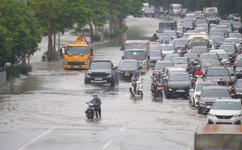 ADAS: “Trợ lý ảo” giúp lái xe an toàn, nhưng đừng phó mặc khi mưa lụt