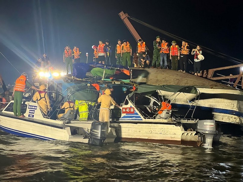 Dự kiến chi trả 14,27 tỷ đồng tiền bảo hiểm trong vụ lật tàu ở Vịnh Hạ Long. Ảnh: VGP Dự kiến chi trả 14,27 tỷ đồng tiền bảo hiểm trong vụ lật tàu ở Vịnh Hạ Long. Ảnh: VGP