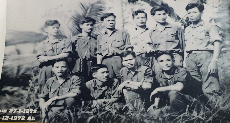 Liệt sĩ Nguyễn Xuân Thư  (đứng thứ hai từ trái) cùng chỉ huy Trung đoàn 10