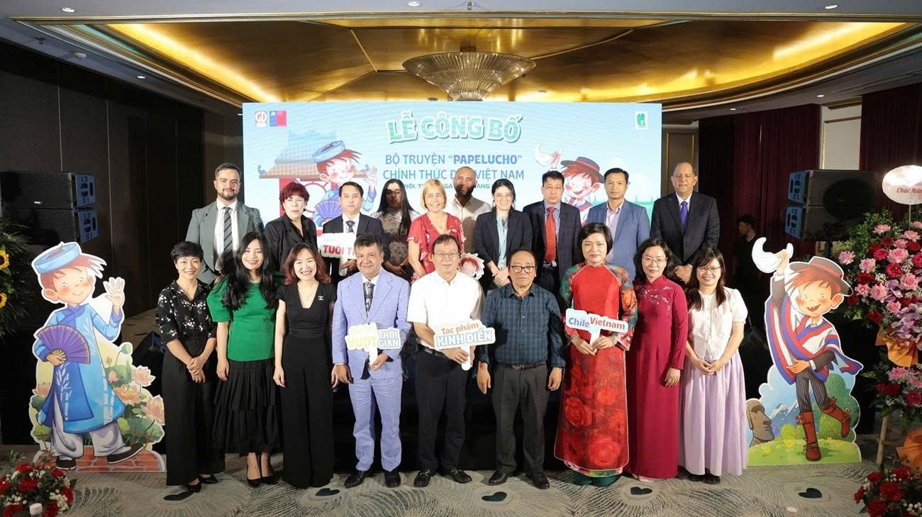 Các vị đại biểu chụp hình lưu niệm