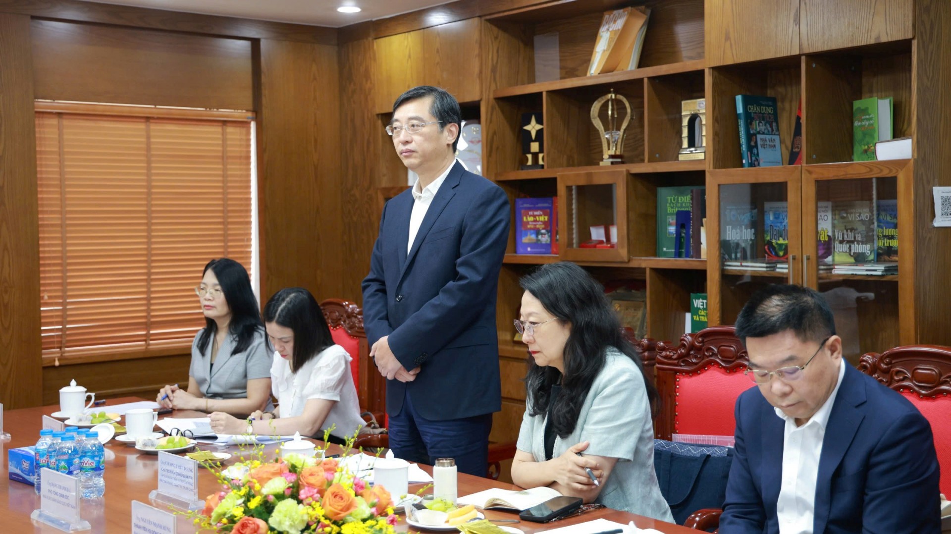 Ông Chương Triều Dương - Chủ tịch Hội đồng quản trị Tập đoàn Xuất bản và Truyền thông Phượng Hoàng, Giang Tô phát biểu tại buổi lễ