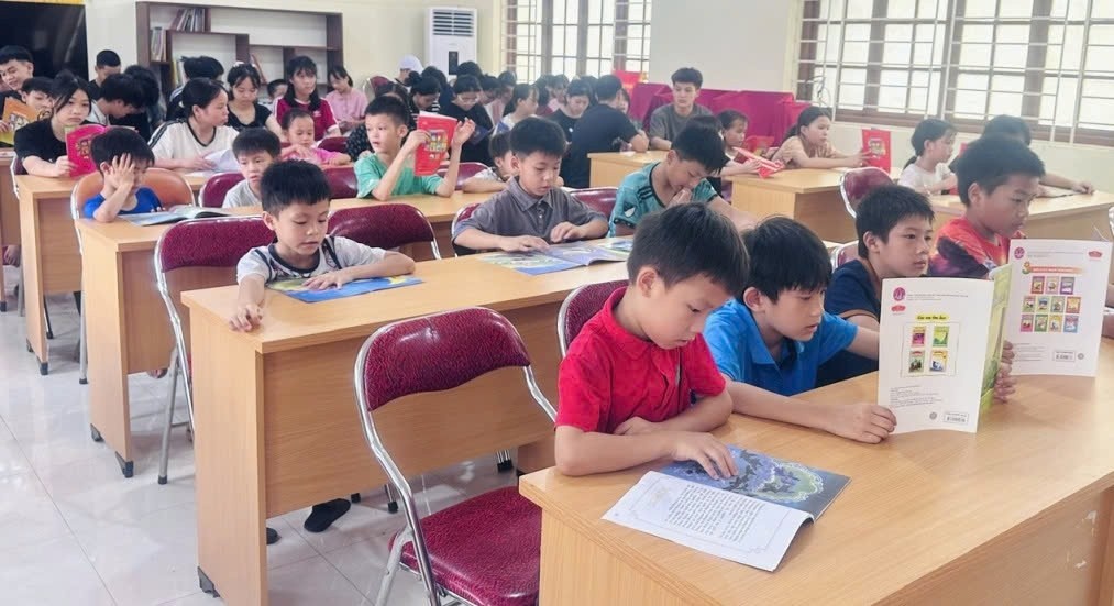 Các em học sinh tại Trung tâm Bảo trợ xã hội tỉnh vui vẻ đọc sách.