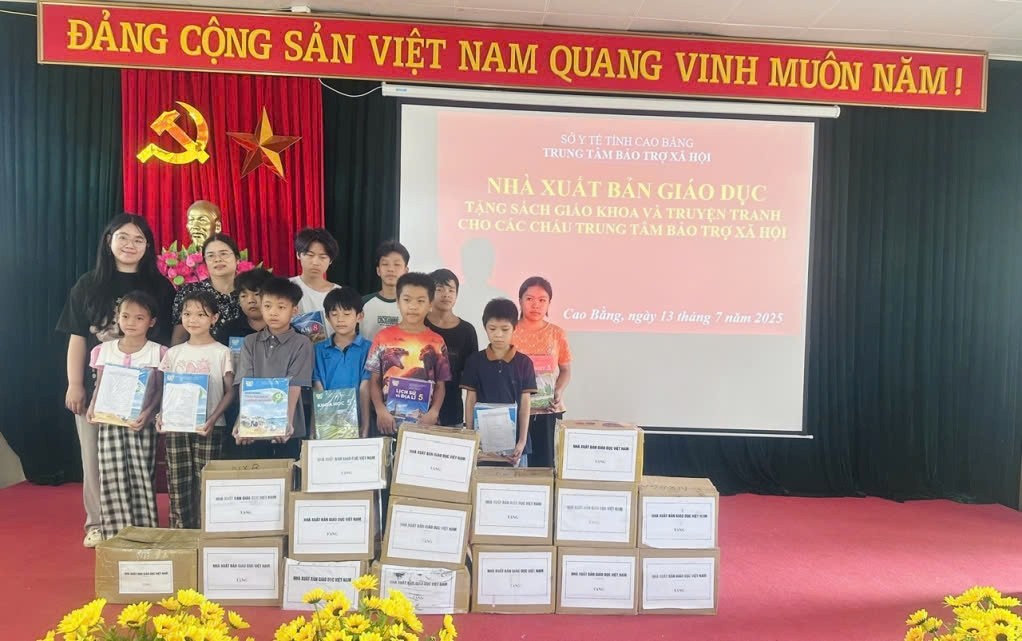 Học sinh Trung tâm Bảo trợ xã hội tỉnh nhận sách giáo khoa của Nhà xuất bản Giáo dục VIệt Nam.