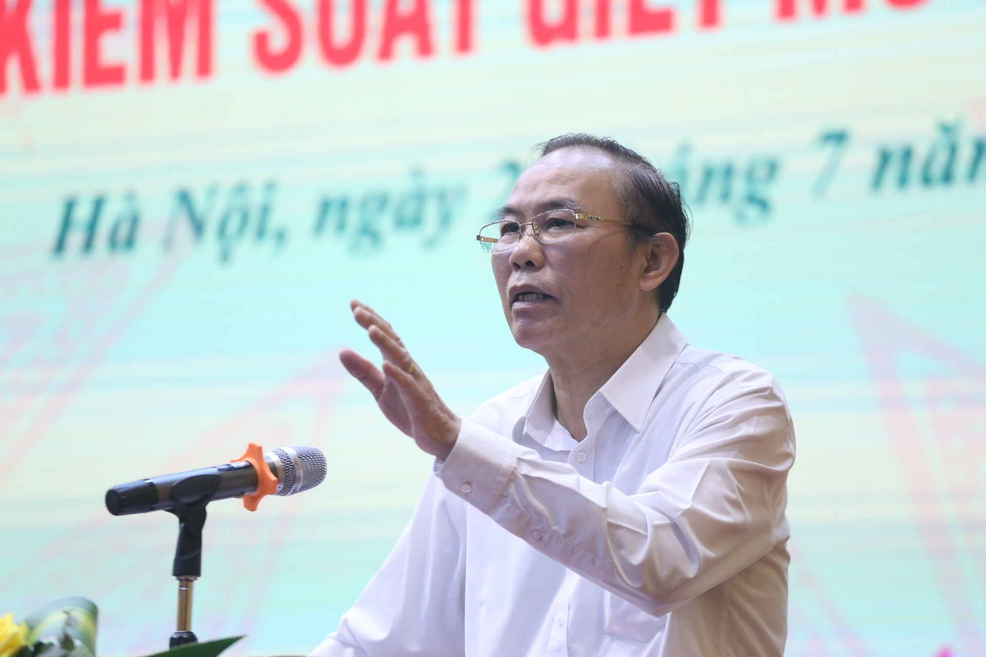 Thứ trưởng Phùng Đức Tiến cho biết bộ đang nghiên cứu, đề xuất Thủ tướng giải pháp ngăn chặn giết mổ nhỏ lẻ - Ảnh: C.TUỆ