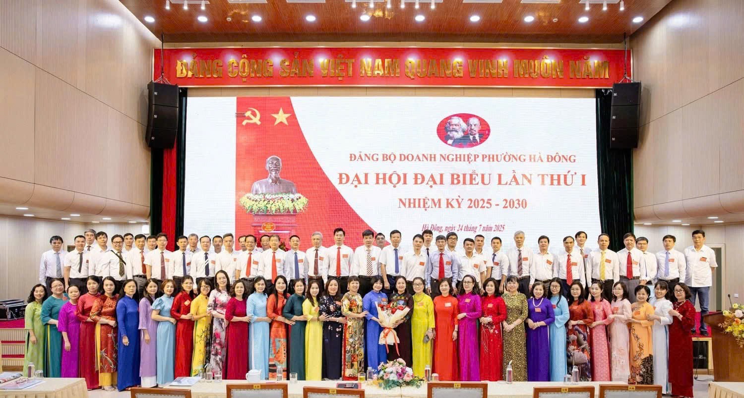 Các đại biểu chụp ảnh lưu niệm Các đại biểu chụp ảnh lưu niệm