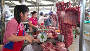 Vì sao thịt heo rớt giá, ế chưa từng có?