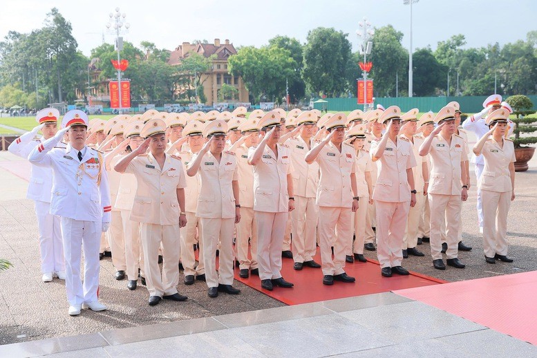 Đoàn đại biểu Đảng ủy Công an Trung ương và Bộ Công an đặt vòng hoa và vào Lăng viếng Chủ tịch Hồ Chí Minh - Ảnh: VGP