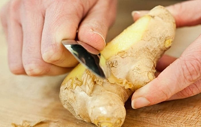 Mỗi khi chuẩn bị một món ăn cần đến gừng, từ nồi cá kho đậm vị, bát cháo hành giải cảm đến ly trà gừng ấm nóng, hành động đầu tiên của chúng ta gần như theo bản năng là dùng dao cạo sạch lớp vỏ sần sùi bên ngoài. Mỗi khi chuẩn bị một món ăn cần đến gừng, từ nồi cá kho đậm vị, bát cháo hành giải cảm đến ly trà gừng ấm nóng, hành động đầu tiên của chúng ta gần như theo bản năng là dùng dao cạo sạch lớp vỏ sần sùi bên ngoài.