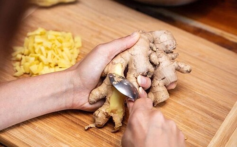 Lương y đa khoa Bùi Đắc Sáng (Viện Hàn lâm Khoa học và Công nghệ Việt Nam) khuyến nghị nếu sử dụng gừng để sắc thuốc, ngâm chân hoặc chườm nóng, có thể giữ nguyên vỏ sau khi đã rửa sạch kỹ. Lương y đa khoa Bùi Đắc Sáng (Viện Hàn lâm Khoa học và Công nghệ Việt Nam) khuyến nghị nếu sử dụng gừng để sắc thuốc, ngâm chân hoặc chườm nóng, có thể giữ nguyên vỏ sau khi đã rửa sạch kỹ.