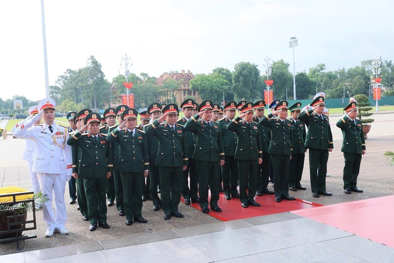 Đoàn đại biểu Quân ủy Trung ương và Bộ Quốc phòng đặt vòng hoa và vào Lăng viếng Chủ tịch Hồ Chí Minh - Ảnh: VGP