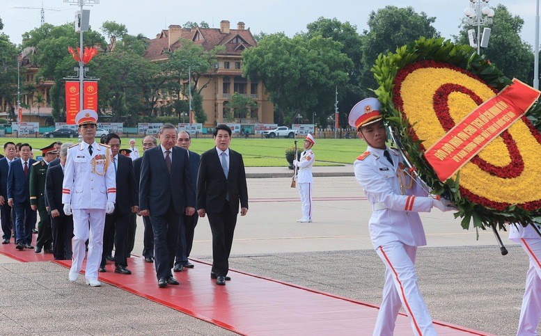 Các đồng chí lãnh đạo, nguyên lãnh đạo Đảng, Nhà nước đặt vòng hoa và vào Lăng viếng Chủ tịch Hồ Chí Minh - Ảnh: VGP