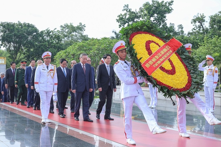 Các đồng chí lãnh đạo, nguyên lãnh đạo Đảng, Nhà nước dâng hương tại Đài tưởng niệm các anh hùng liệt sĩ - Ảnh: VGP