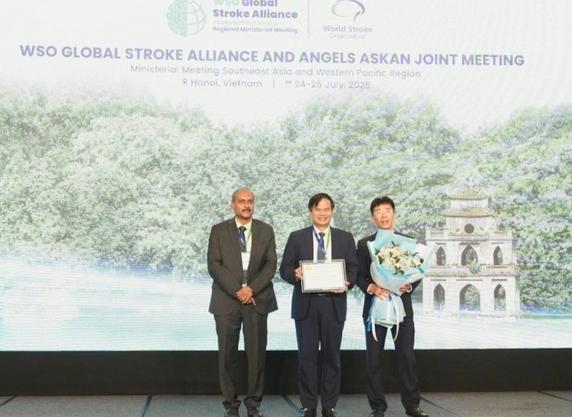 PGS Đào Xuân Cơ, Giám đốc Bệnh viện Bạch Mai (giữa) và PGS Mai Duy Tôn, Giám đốc Trung tâm Đột quỵ (phải) nhận chứng nhận và giải thưởng của Tổ chức Đột quỵ thế giới. Ảnh: Thế Anh