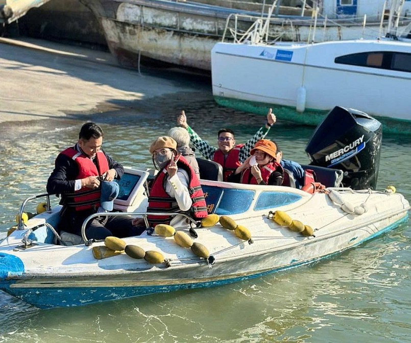 Du khách trải nghiệm dịch vụ canô tại điểm đến ven biển – hướng đi được nhiều địa phương và doanh nghiệp tập trung phát triển sản phẩm du lịch đặc thù, nâng cao chất lượng trải nghiệm.