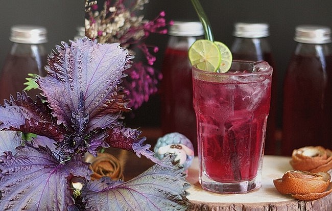 Theo các chuyên gia, thời điểm tốt nhất để uống nước lá tía tô là trước các bữa ăn chính khoảng 10-30 phút.