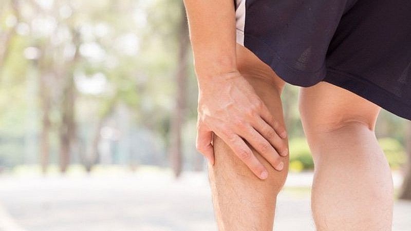 Chuột rút không chỉ đơn thuần là một cơn đau cơ. Đằng sau nó là cả một cơ chế phức tạp liên quan đến hệ thần kinh, cơ bắp, dinh dưỡng và cả những bệnh lý tiềm ẩn. 