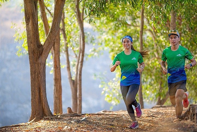 Vận động viên trải nghiệm cung đường chạy giữa thiên nhiên hùng vĩ, nơi kết hợp giữa thể thao, nghỉ dưỡng và khám phá bản sắc địa phương.
