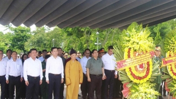 Thủ tướng Phạm Minh Chính tri ân các anh hùng liệt sĩ tại Quảng Trị