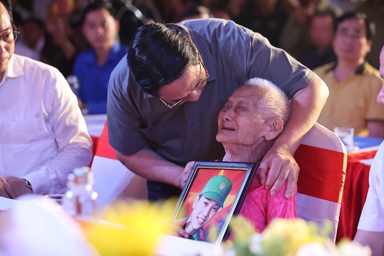 Thủ tướng Phạm Minh Chính trao di ảnh liệt sĩ tới các gia đình liệt sĩ - Ảnh: VGP/Nhật Bắc Thủ tướng Phạm Minh Chính trao di ảnh liệt sĩ tới các gia đình liệt sĩ - Ảnh: VGP/Nhật Bắc