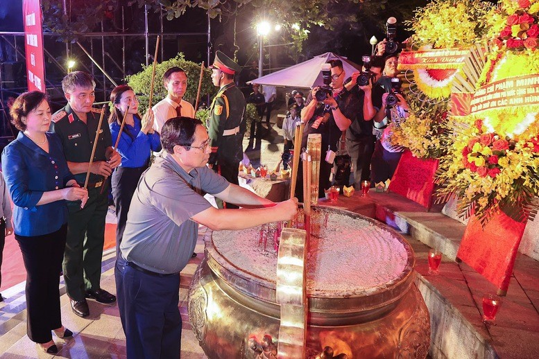 Thủ tướng Phạm Minh Chính dâng hương tri ân các Anh hùng liệt sĩ - Ảnh: VGP Thủ tướng Phạm Minh Chính dâng hương tri ân các Anh hùng liệt sĩ - Ảnh: VGP