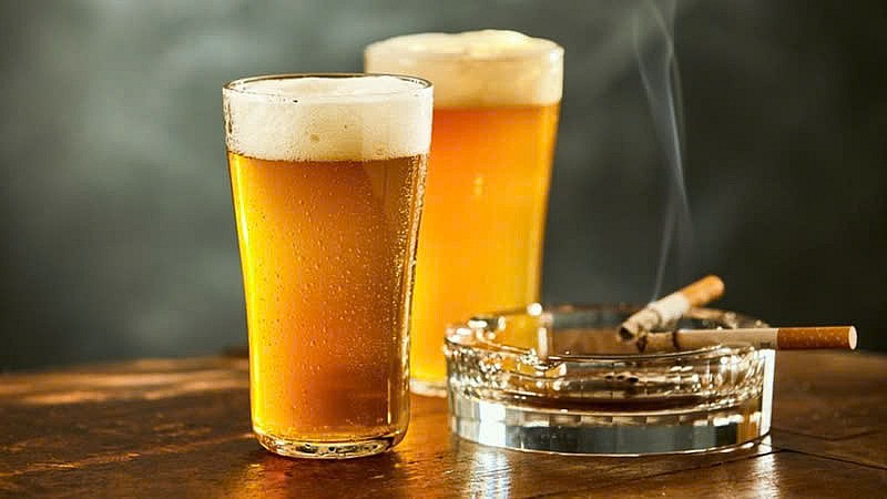 Thói quen hút thuốc và uống rượu bia là một trong những nguyên nhân phổ biến gây ra các bệnh không lây nhiễm