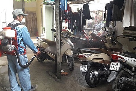 Cán bộ y tế phun hóa chất diệt muỗi tại một nhà trọ ở xã Tân Triều, Thanh Trì, Hà Nội (ảnh minh họa)