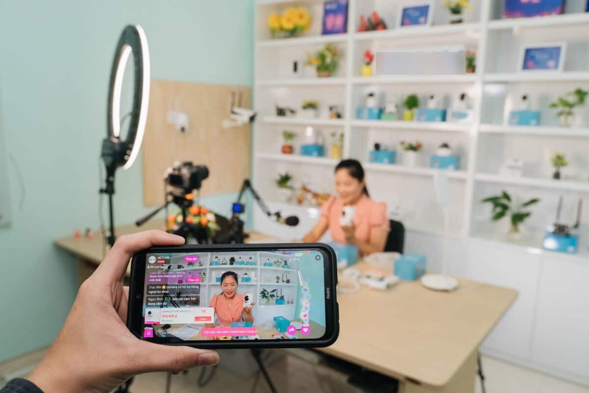 Nhà bán hàng cần phải cung cấp cho người livestream tài liệu đáp ứng điều kiện với hàng hóa, dịch vụ kinh doanh có điều kiện,...