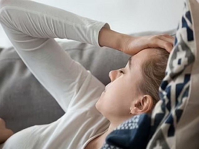 Chóng mặt do rối loạn tiền đình thường xảy ra khi thay đổi tư thế và không kèm theo yếu liệt tay chân.