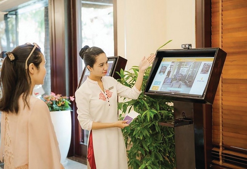 Tại Vinpearl, công nghệ nhận dạng khuôn mặt tích hợp AI giúp khách du lịch hoàn tất thủ tục check-in chỉ trong vài giây – minh chứng rõ nét cho xu hướng ứng dụng công nghệ nâng cao trải nghiệm du lịch.