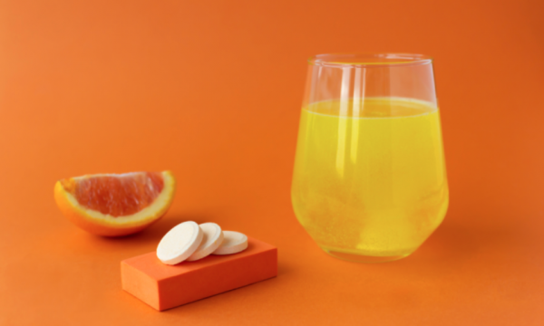 Bổ sung vitamin C liều cao cần thận trọng, tránh lạm dụng để không gây hại cho thận và hệ tiêu hóa.