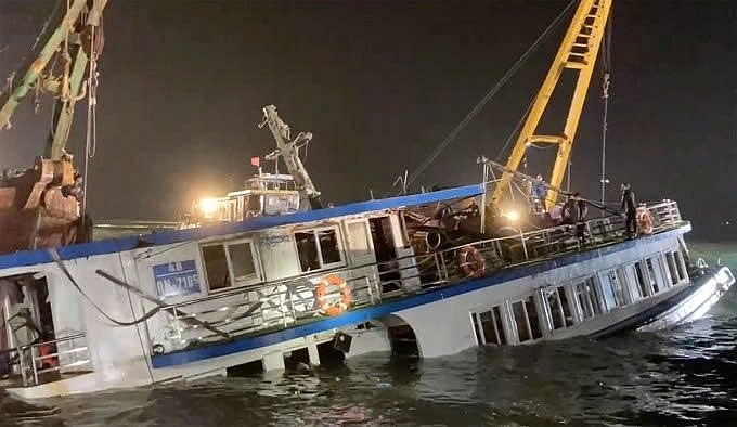 Hiện trường tàu Vịnh Xanh 58 bị lật trên vịnh Hạ Long khiến dư luận bàng hoàng – kéo theo làn sóng hủy tour và tâm lý e ngại với du lịch biển. Hiện trường tàu Vịnh Xanh 58 bị lật trên vịnh Hạ Long khiến dư luận bàng hoàng – kéo theo làn sóng hủy tour và tâm lý e ngại với du lịch biển.