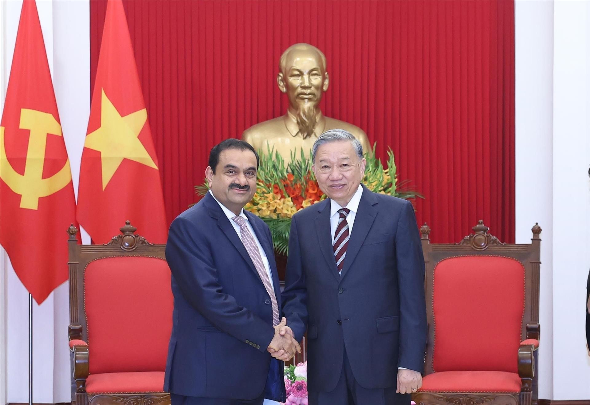 Tổng Bí thư Tô Lâm tiếp ông Gautam Adani, Chủ tịch Tập đoàn Adani của Ấn Độ. Ảnh: Thống Nhất – TTXVN Tổng Bí thư Tô Lâm tiếp ông Gautam Adani, Chủ tịch Tập đoàn Adani của Ấn Độ. Ảnh: Thống Nhất – TTXVN
