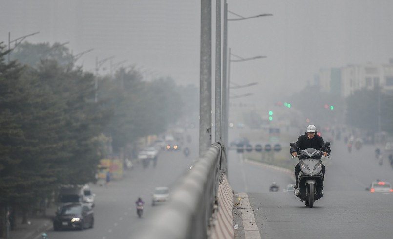 Không khí đặc quánh bụi mịn vào giờ cao điểm tại Hà Nội.