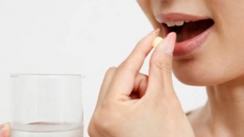 Uống thuốc với nước nóng hay lạnh: Chuyên gia giải đáp và những sai lầm cần tránh