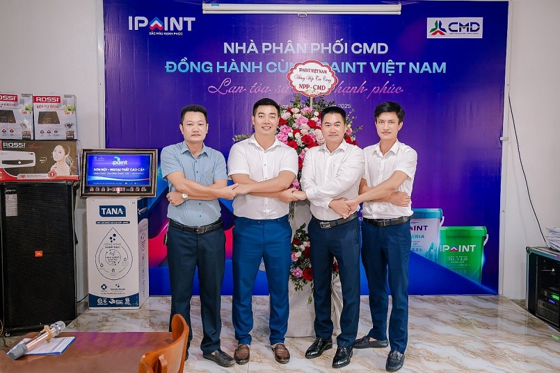 CMD Đại diện IPAINT trao tặng hoa cho đại diện Nhà phân phối CMD.