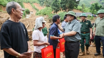 Thủ tướng Phạm Minh Chính: Làm mọi cách nhanh nhất có thể ổn định đời sống người dân vùng lũ