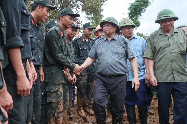 Thủ tướng động viên các lực lượng cứu hộ, cứu nạn - Ảnh: VGP