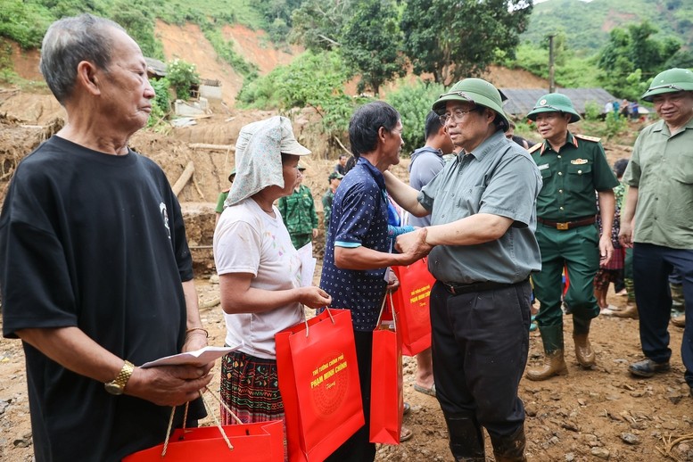 Thủ tướng tặng quà, động viên các gia đình bị thiệt hại do thiên tai - Ảnh: VGP
