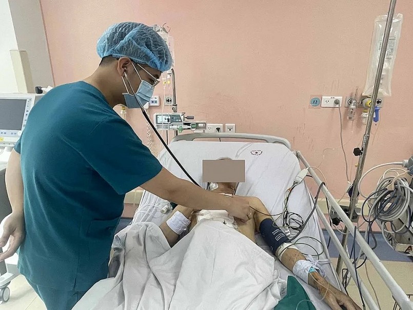 Bác sĩ khám cho bệnh nhân suy tim giữa trưa hè. Bác sĩ khám cho bệnh nhân suy tim giữa trưa hè.