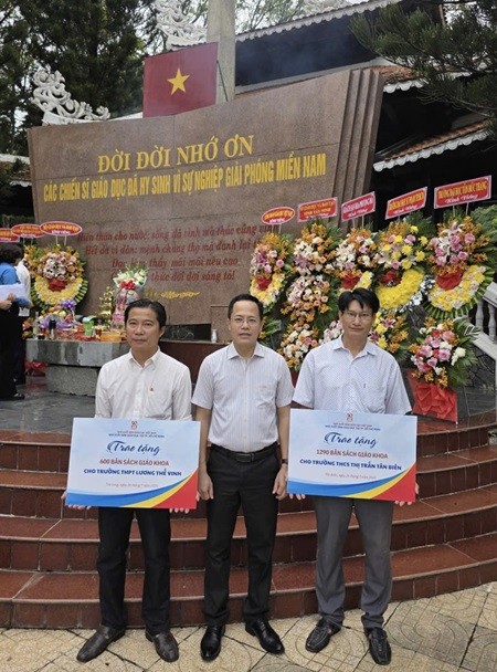 Ông Nguyễn Thành Anh - Giám đốc NXBGD tại TP. HCM trao tặng sách cho trường THCS Thị trấn Tân Biên và trường THPT Lương Thế Vinh